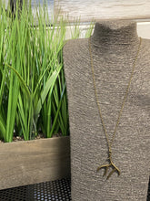 Load image into Gallery viewer, &quot;IN SEASON&quot; VINTAGE LOOK SINGLE ANTLER NECKLACE